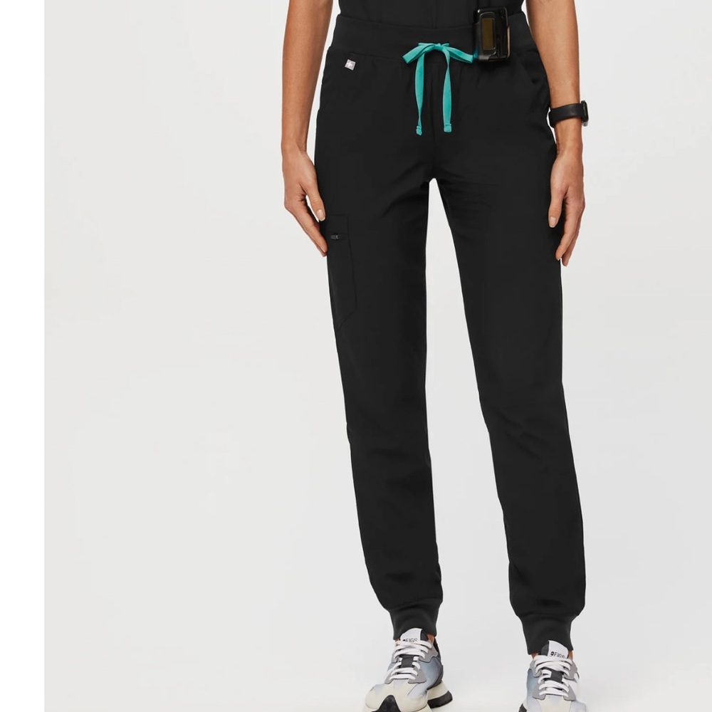 Figs Black FREEX lined Zamora Petite Jogger Scrub Pants